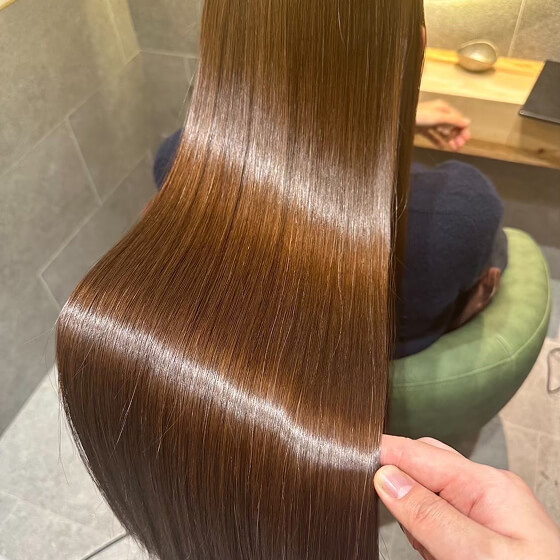 髪を梳かしている写真