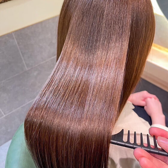 髪を梳かしている写真